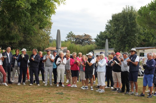 Groupe de golfeurs souriants prêts à jouer